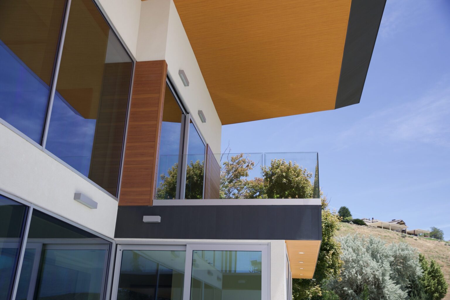 Balcony-scaled